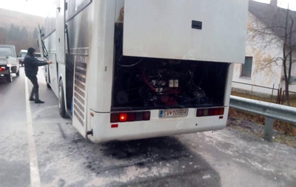 Украинада ичида 50 киши бўлган автобус ёниб кетди