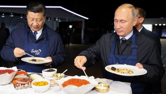 Putin Si Szinpin bilan birga taom pishirdi (video)