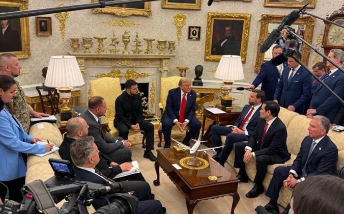 Oq uyda yopiq muzokaralar oldidan Ukrainaning 1992-2013 yillardagi chegaralari bilan xaritasi o‘rnatildi (foto)