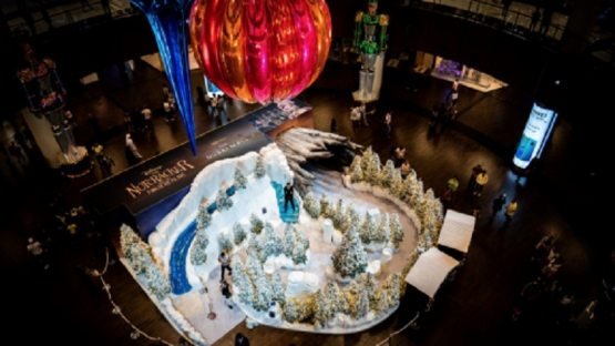 Dubaydagi savdo markazida rekord kattalikdagi archa o‘yinchog‘i osib qo‘yildi