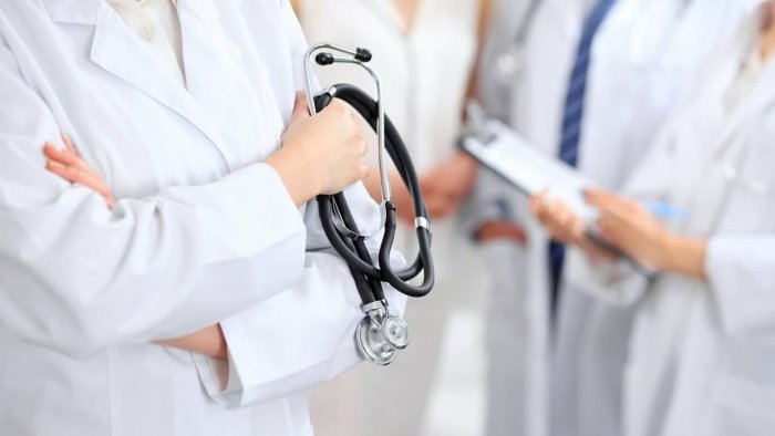 Sirdaryodagi xususiy klinikalar shifokorlar maoshini 500 ming so‘mgacha kamaytirib ko‘rsatgan