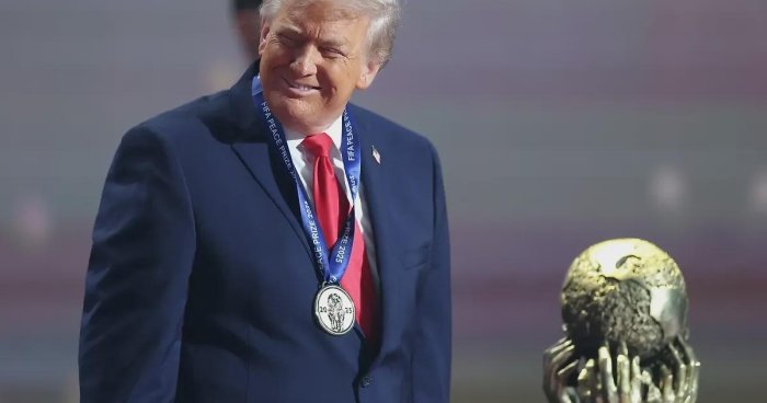 «Ундан муносиброқ номзод йўқ!» — Оқ уй Трампнинг ФИФА тинчлик мукофотини олишини танқид қилганларга жавоб қайтарди