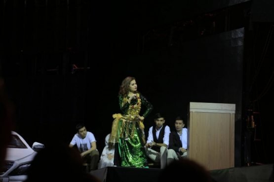 Yolgiz saxiy qizlar bilan jinsiy aloqa