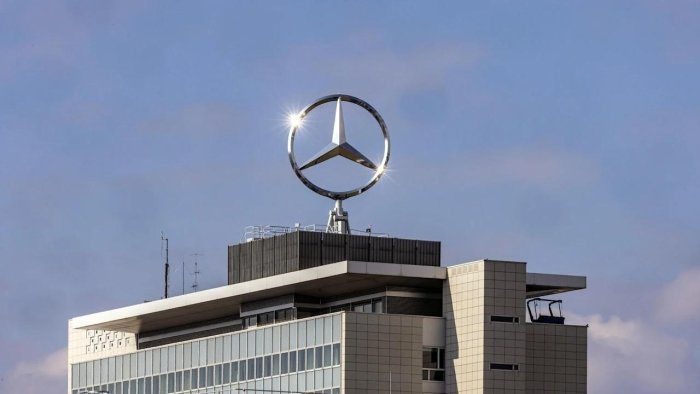 Mercedes Германиядаги заводлардан бирини ёпиш билан таҳдид қилди. Нега?