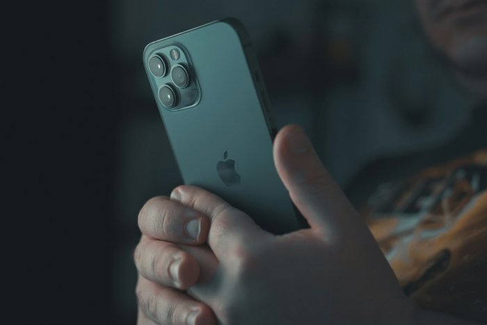 Apple 110 ta mamlakatdagi iPhone egalarini ehtimoliy josuslik hujumlari haqida ogohlantirdi