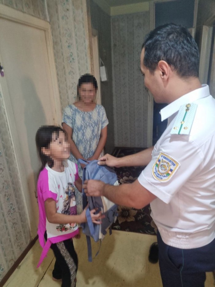 Фарғона вилоятида МИБ ходимлари ўнлаб болаларга мактаб совғаларини улашди