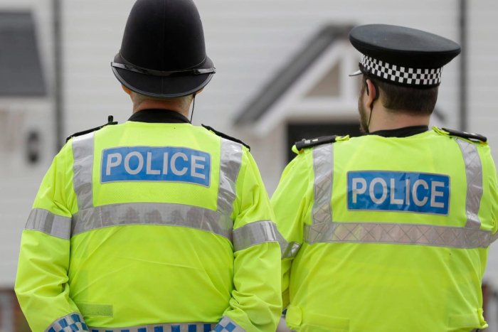 Англиядаги лагерда болаларга тинчлантирувчи моддалар солинган ширинликлар берган кекса одам судланмоқда (фото)