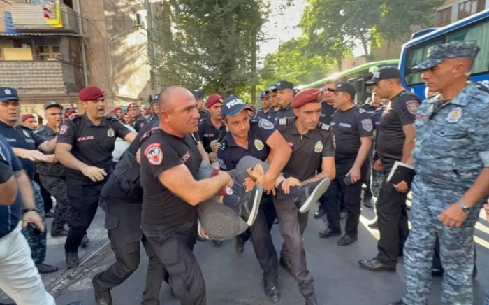 Polisiya Armaniston Tergov qo‘mitasi binosi yonida o‘nlab odamlarni hibsga oldi Polisiya Armaniston Tergov qo‘mitasi binosi yonida o‘nlab odamlarni hibsga oldi