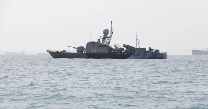 Эрон кучлари Уммон кўрфазида АҚШ эсминеци томон ҳужум уюштирди