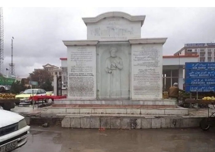 Mozori Sharifda Alisher Navoiy haykali buzib tashlandi: “Tolibon” taassuf bildirdi