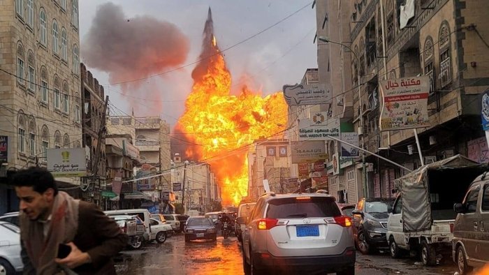 Husiylar hujumiga javob: Isroil Sana shahridagi harbiy ob’ektlarni yo‘q qildi