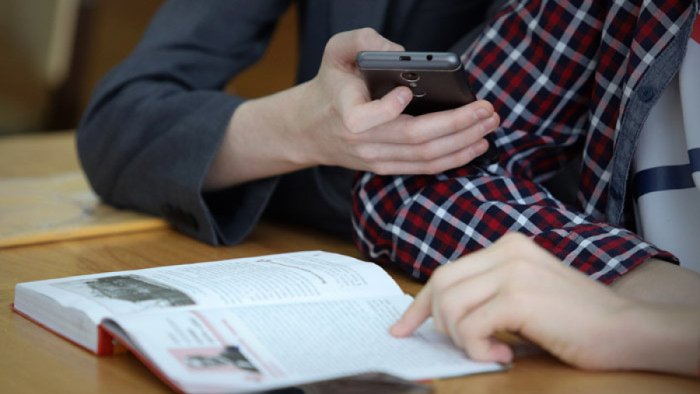 Qozog‘istonlik maktab o‘quvchilariga darsda smartfondan foydalanish taqiqlandi