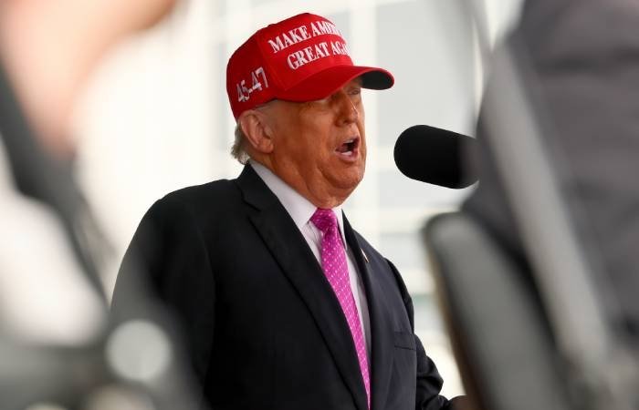 Трамп Украина бўйича келишувга эришиш учун Путинга 2 ҳафта муддат беришини билдирди