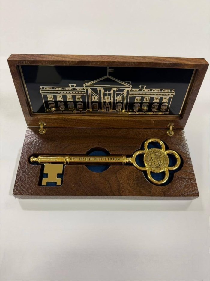 Трамп Тоқаевга Оқ уйнинг калитин совға қилди