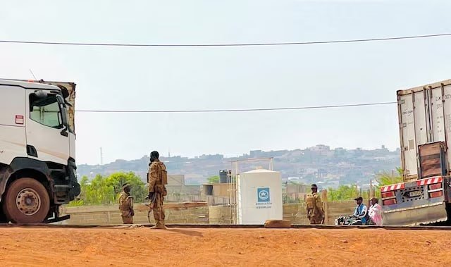 "Al-Qoida"ga aloqador guruhlar Mali poytaxti atrofida to‘siqlar o‘rnatdi – Reuters