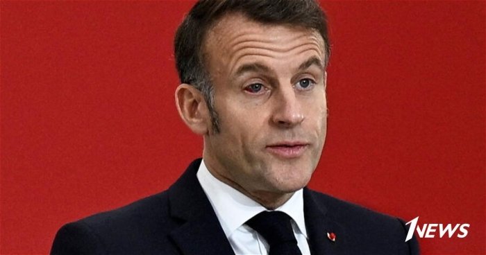 Makron harbiylar oldida ko‘zlari qizargan holda nutq so‘zladi