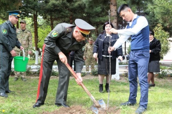 Сўлим боғга яна бир туп ниҳол қадалди. Бу мудофаа вазири ва мактаб ўқувчиси эккан кўчат