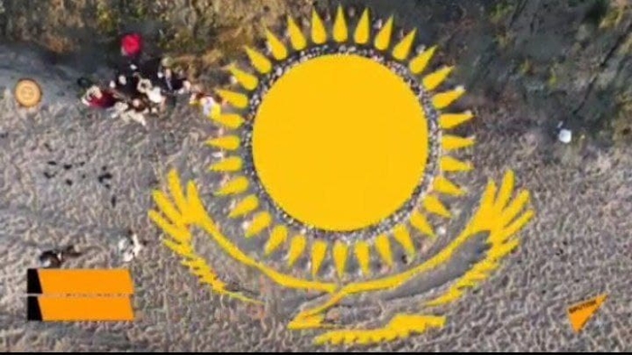 Болтиқ денгизи соҳилига 1072 тошдан Қозоғистон байроғи ясалди