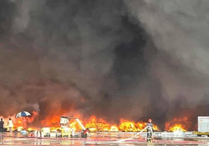 Бангладеш пойтахтидаги аэропортда кучли ёнғин юзага келди, парвозлар тўхтатилди 