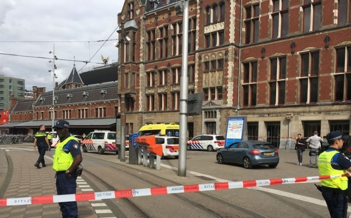 Amsterdam markaziy vokzalida erkak pichoq bilan hujum qildi Amsterdam markaziy vokzalida erkak pichoq bilan hujum qildi