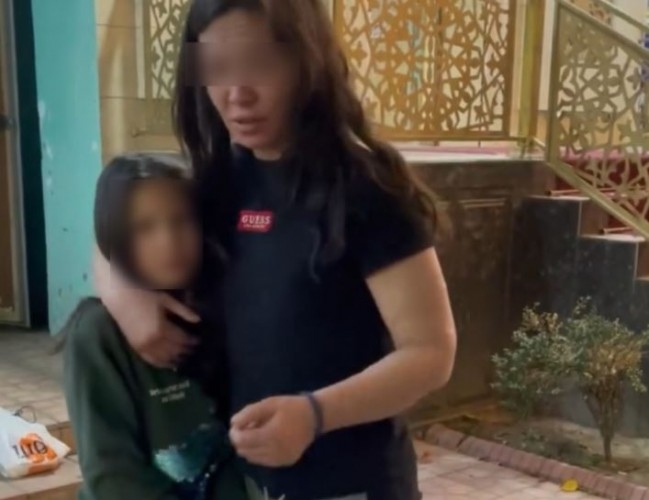 Yoqimli onamni tomosha qiling