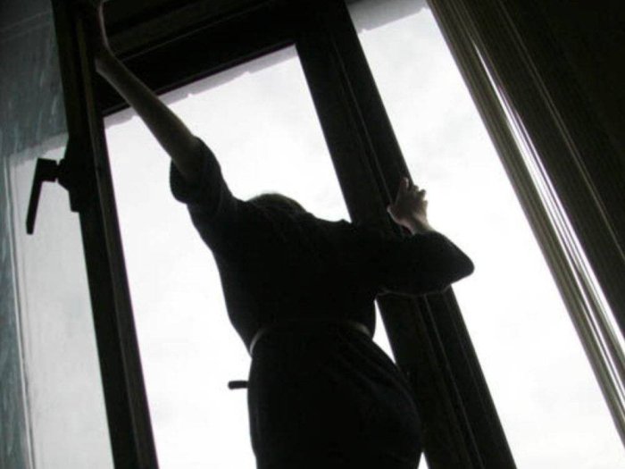 Измирда 4-қаватдан тушиб кетган 22 ёшли ўзбекистонлик аёл вафот этди