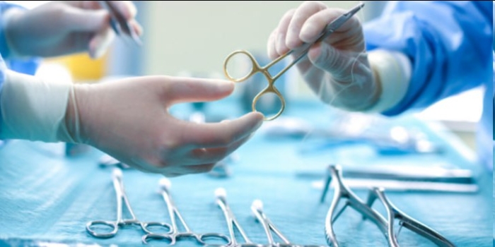 Mayo va leggings kiygan qiz