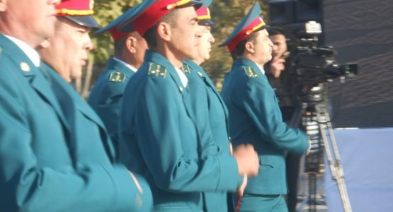 Ўзбек милиционерлари етимларнинг бошини силади