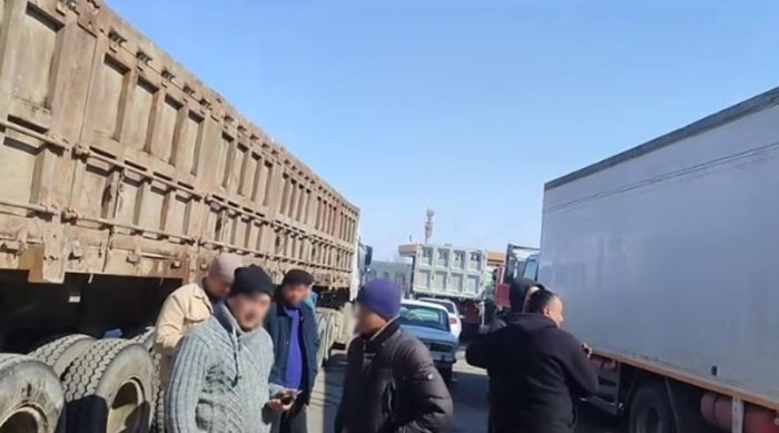 Dikda otirgan qizning fotosurati Faqat jinsiy aloqa seriallar