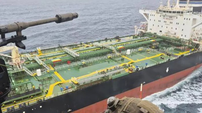 Britaniya tanker kapitanini Rossiyaga qarshi sanksiyalardan qochganlikda aybladi