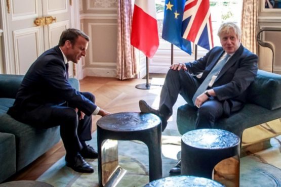 Франция президенти билан учрашувда оёғини стол устига қўйган Борис Жонсон кескин танқидларга учради (видео)