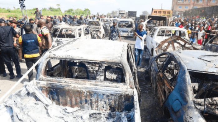 Нигерияда тирбандликда қолган 300 га яқин машина ёниб кетди
