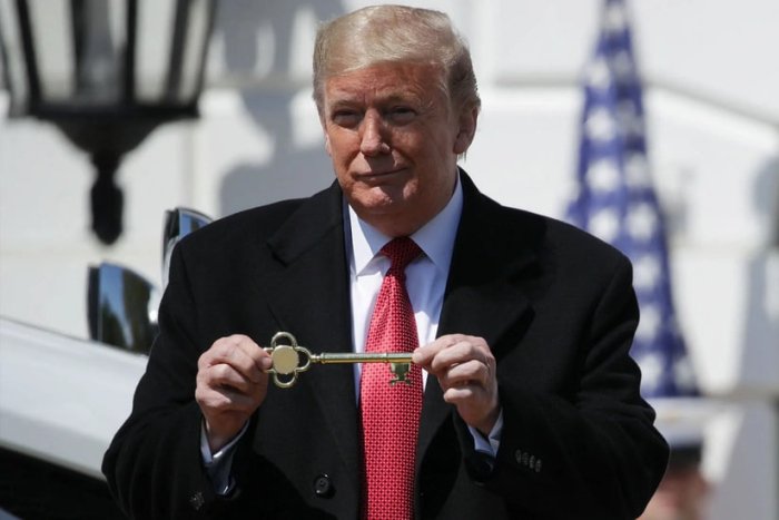 Трамп Оқ уй калитини Тўқаевга топширди