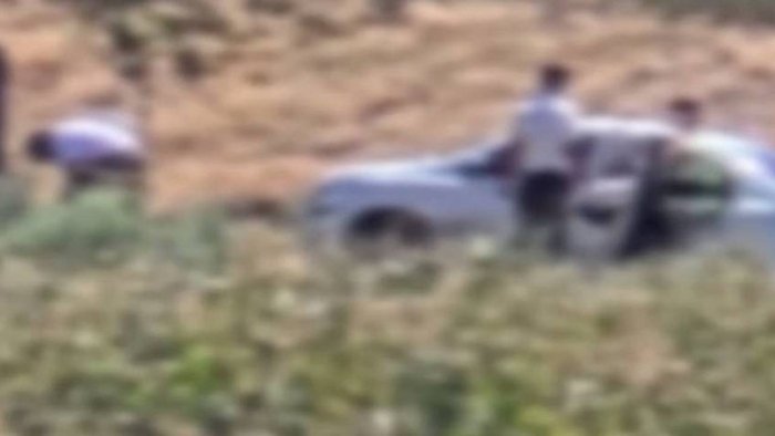 Boglangan ayol erkakning qollari va vibratordan onlayn orgazm oladi.