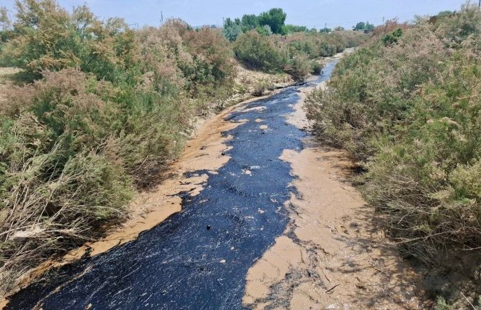 Бойсунда кучли сел келиши натижасида яна нефт аралаш суюқлик оқмоқда