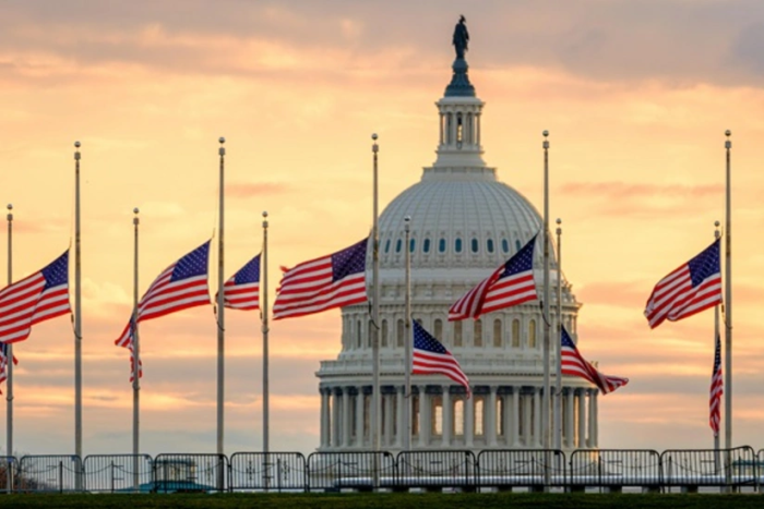 Tramp Kirkning o‘ldirilishi munosabati bilan AQSh bayroqlarini tushirishni buyurdi