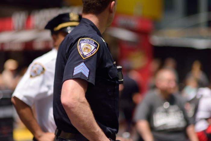 Нью-Йоркда 13 ёшли бола полициячи томонидан отиб ўлдирилди
