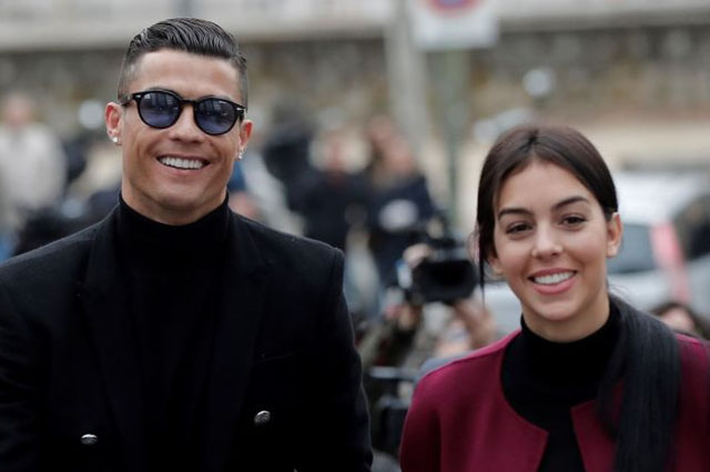 Mushuk va chizmalardagi mikrokamera bilan porno tomosha qiling Porno boshini oyoqlari bilan qisadi