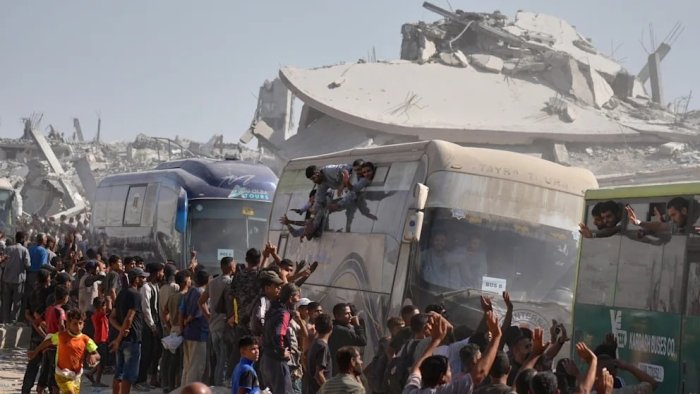 Исроил озод қилган маҳбуслар вайрон бўлган Ғазога қайтди