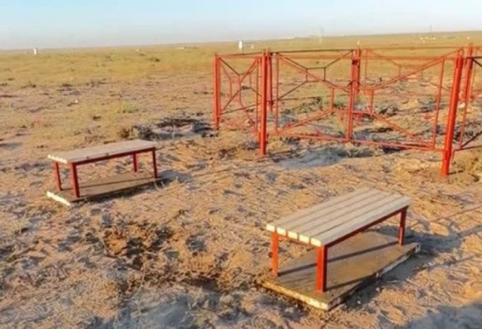 Ақтов яқинида ҳалокатга учраган Azerbaijan Airlines самолёти ўрнида хотира мажмуаси барпо этилди