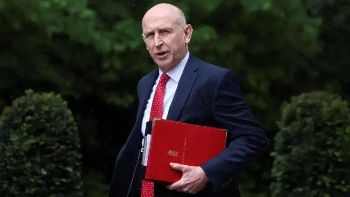 Buyuk Britaniya mudofaa vaziri Jon Xili iste’foga chiqdi