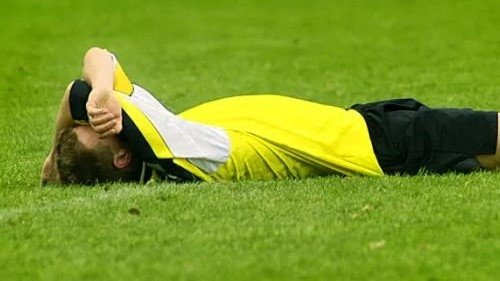 Darvozabon bilan to‘qnashib ketgan futbolchi vafot etdi