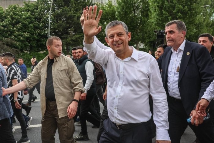 Turkiya maxsus kuchlari muxolifatdagi Jumhuriyat xalq partiyasining Anqaradagi shtab-kvartirasiga bostirib kirdi — BBC