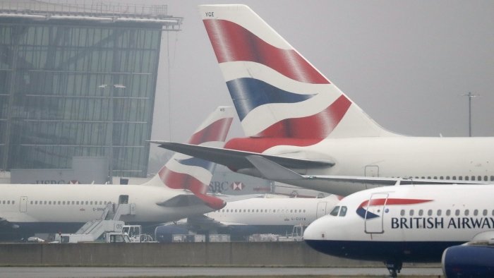 Британия аэропортларида кўплаб рейслар кечиктирилмоқда ва бекор қилинмоқда