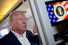 Трамп ўзининг гольф клубида ўзига ҳайкал ўрнатди