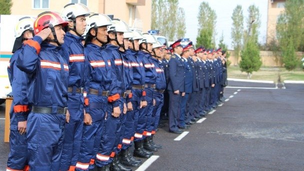 ФВВ қутқарувчилари қулфланган уйдаги болакайни соғ-саломат қутқаришди ФВВ қутқарувчилари қулфланган уйдаги болакайни соғ-саломат қутқаришди