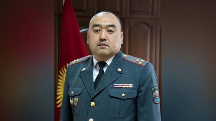 Қирғизистон ички ишлар вазири жамоат жойида чеккани учун жаримага тортилди