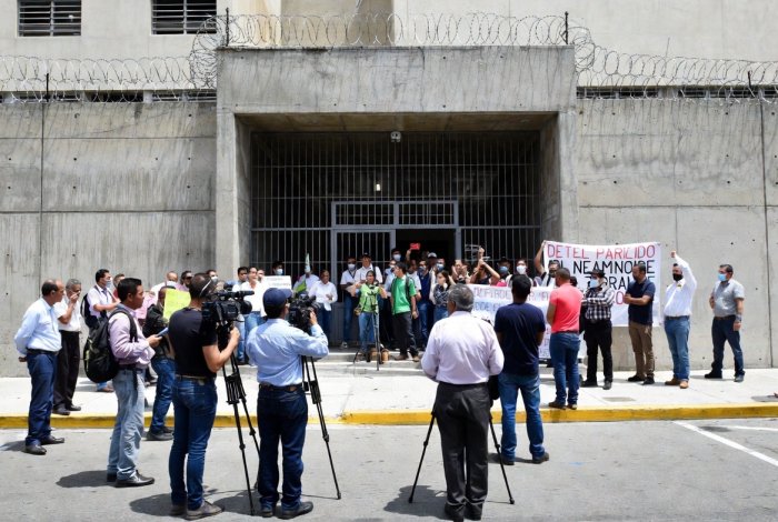 Venesuela hukumati yuzlab mahbuslarni afv etdi