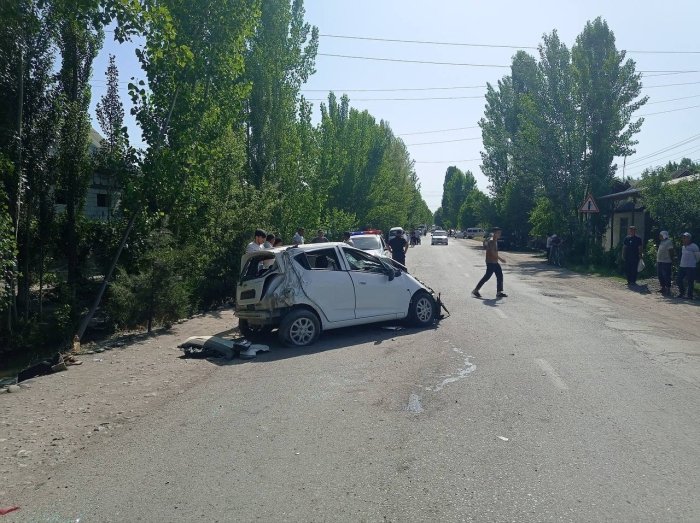 Andijonda voyaga yetmagan haydovchi avtomashinani ag‘darib yubordi Andijonda voyaga yetmagan haydovchi avtomashinani ag‘darib yubordi