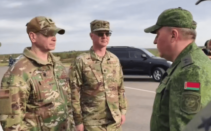 АҚШ ҳарбий офицерлари кузатиш ўтказмоқда